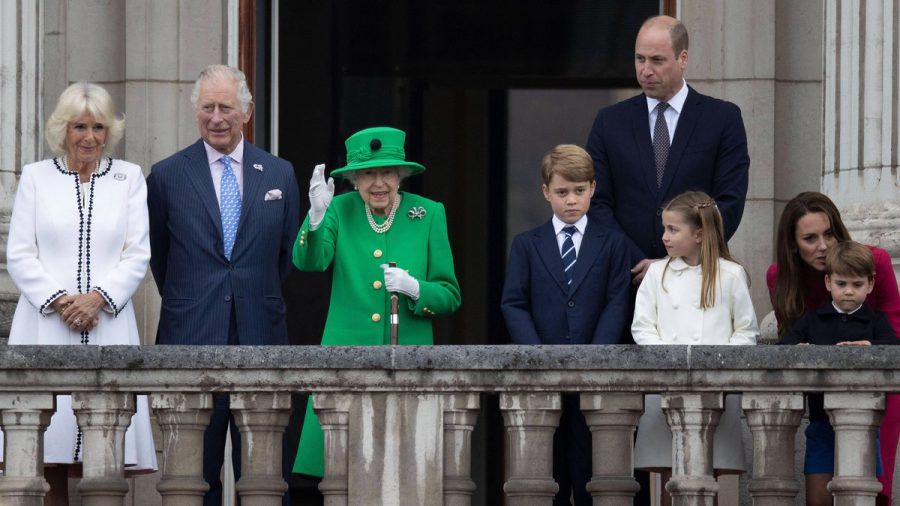 Die Queen mit ihrer Familie auf dem Balkon des Buckingham Palastes. (hub/spot)