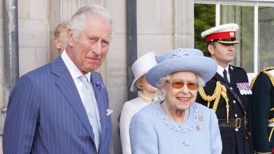 Queen Elizabeth II. und Prinz Charles in Edinburgh. (wue/spot)