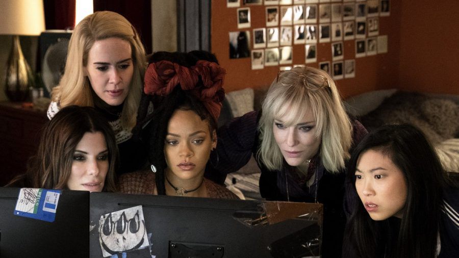 "Ocean's 8": Debbie Ocean (Sandra Bullock, l.), Tammy (Sarah Paulson., 2.v.l.), Nine Ball (Rihanna, M.), Lou (Cate Blanchett, 2.v.r.) und Constance (Awkwafina, r.) wollen den ganz großen Coup landen. (cg/spot)
