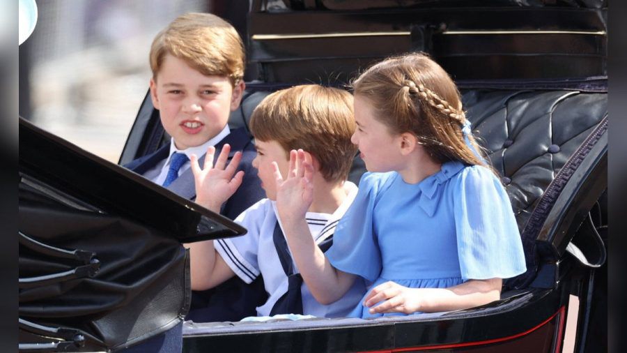 Prinz Louis (Mitte) bei der Kutschenfahrt anlässlich der "Trooping the Colour"-Parade. (jom/spot)