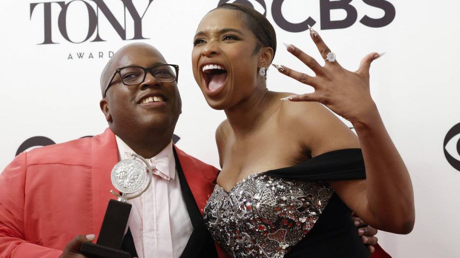 Sie hat allen Grund zum Jubeln: Jennifer Hudson mit dem Tony Award und Kollege Michael R. Jackson. (smi/spot)