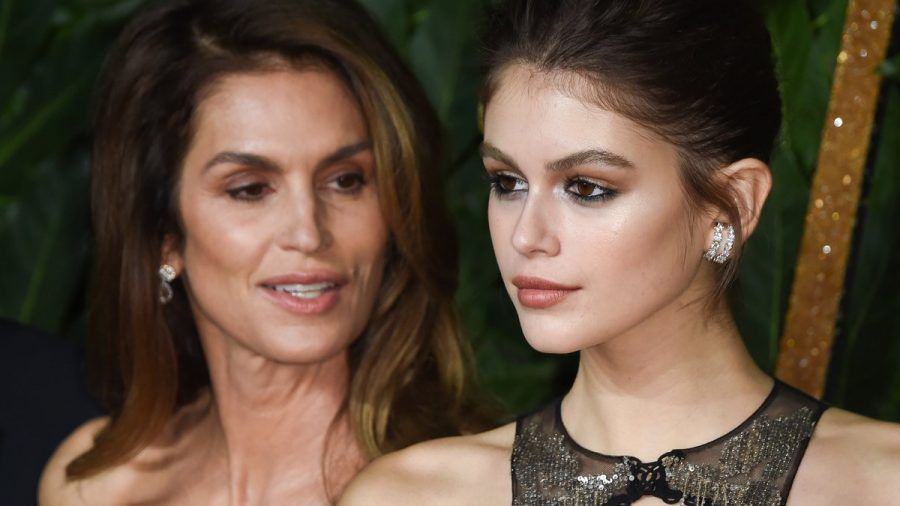 Kaia Gerber (r.) mit ihrer Mutter Cindy Crawford. (smi/spot)