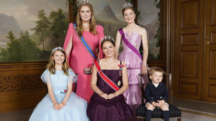 Prinzessin Estelle von Schweden, Prinzessin Catharina-Amalia der Niederlande, Prinzessin Ingrid Alexandra von Norwegen, Prinzessin Elisabeth von Belgien und Prinz Charles von Luxemburg (v.l.) beim Gala-Dinner. (eee/spot)