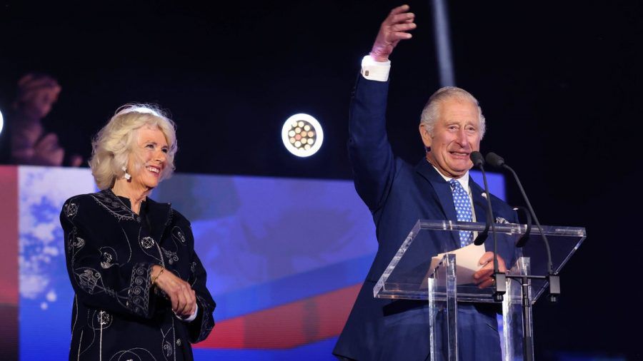 Prinz Charles und Herzogin Camilla auf der Bühne bei der großen Jubiläumsfeier für die Queen. (wue/spot)