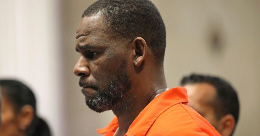 US-Sänger R. Kelly erscheint während einer Anhörung im Gerichtssaal in Chicago.