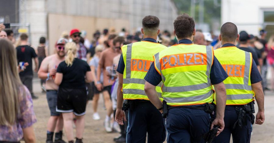 Polizisten gehen über das «Rock im Park»-Gelände in Nürnberg.
