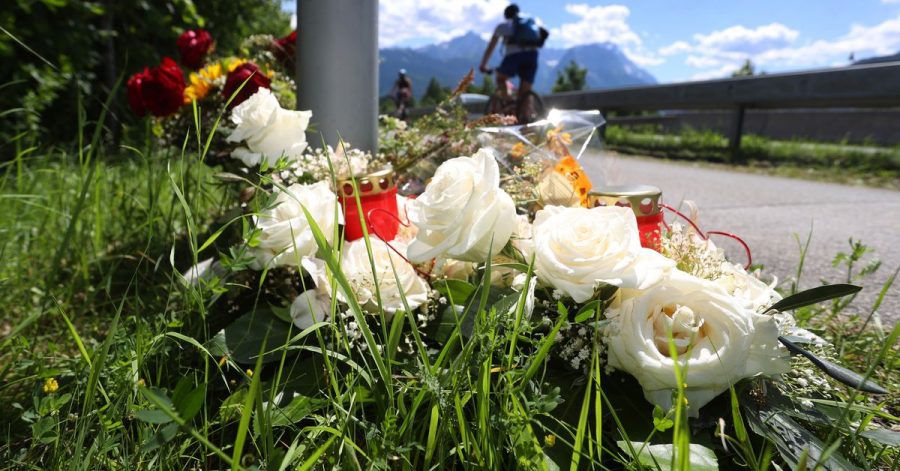 Blumen unweit der Unfallstelle nahe Garmisch-Partenkirchen.