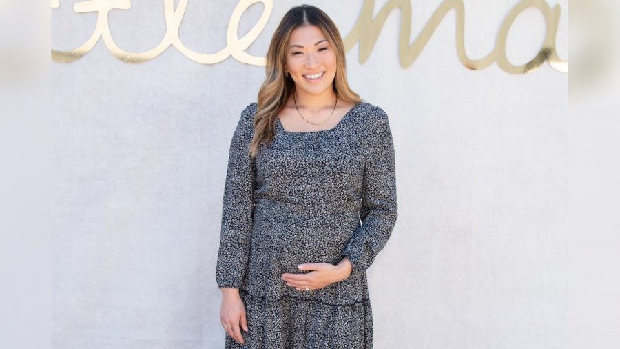 Jenna Ushkowitz zeigte ihre Schwangerschaft bei einem Event im März 2022. (tae/spot)