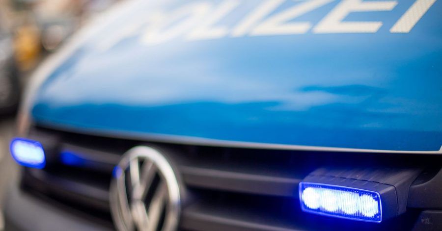 Nach Messerstichen in einem Bus in Berlin hat die Polizei zwei Männer festgenommen.