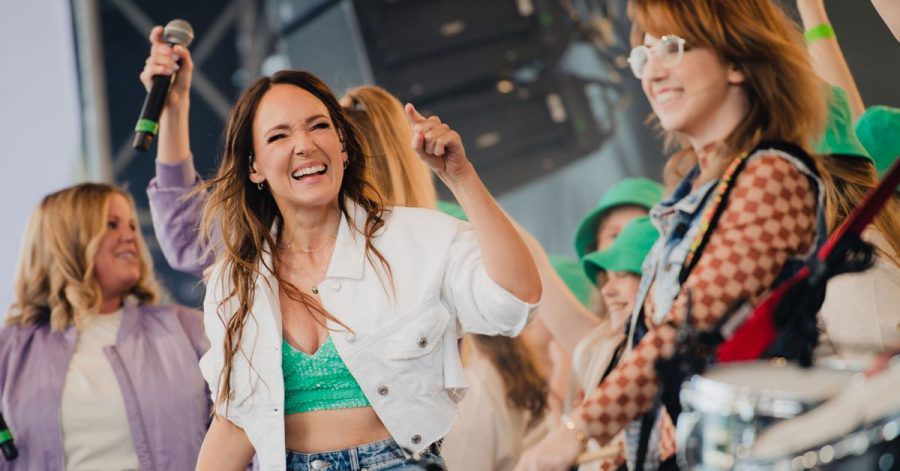 Carolin Kebekus bereitet Musikerinnen die Bühne.