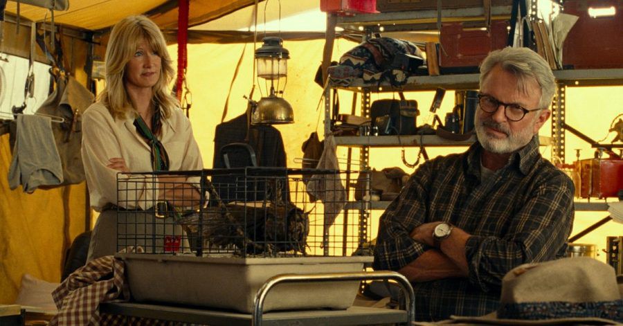 Laura Dern (l) und Sam Neill in einer Szene des Films "Jurassic World: Ein neues Zeitalter".