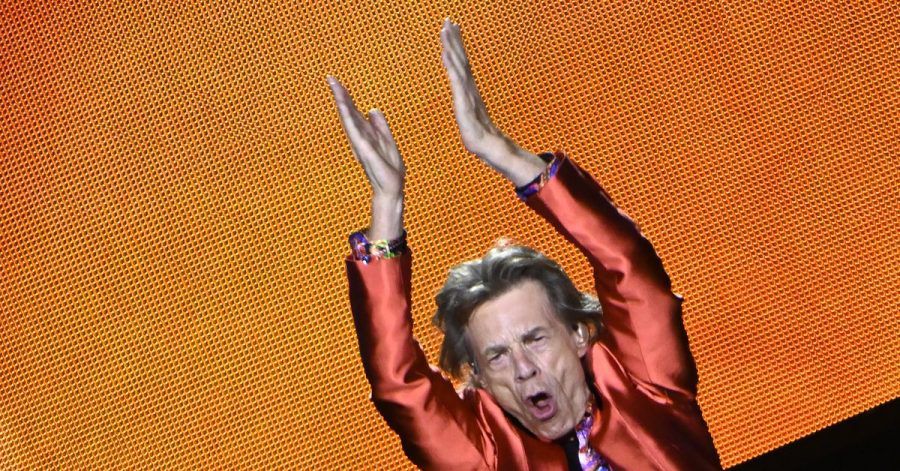 Der Stones-Frontmann Mick Jagger macht Stimmung auf der Bühne in Madrids Wanda Metropolitano Stadion.