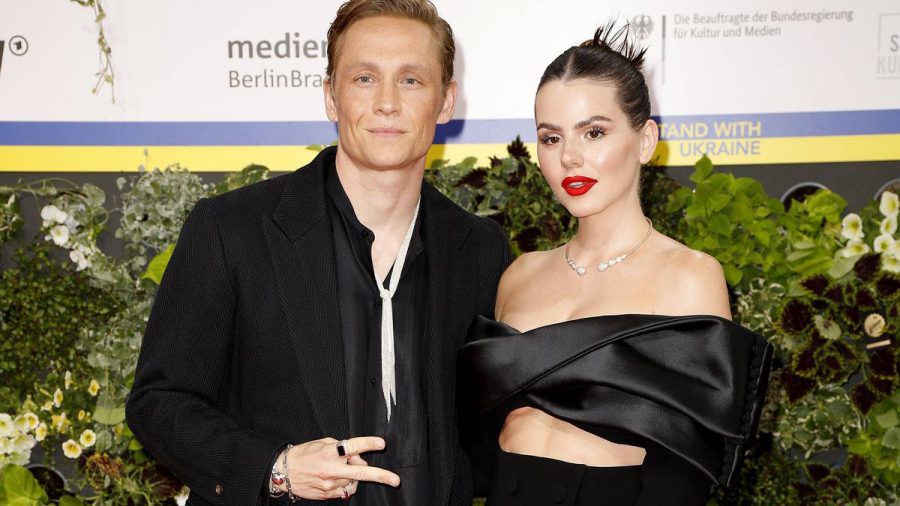 Matthias Schweighöfer und Ruby O. Fee vor der Verleihung des Deutschen Filmpreises in Berlin. (wue/spot)