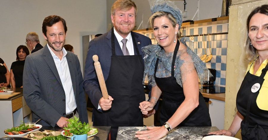 Königin Maxima (2.v.r) und König Willem-Alexander (M) beim Besuch einer Community-Cooking-Küche in Wien.