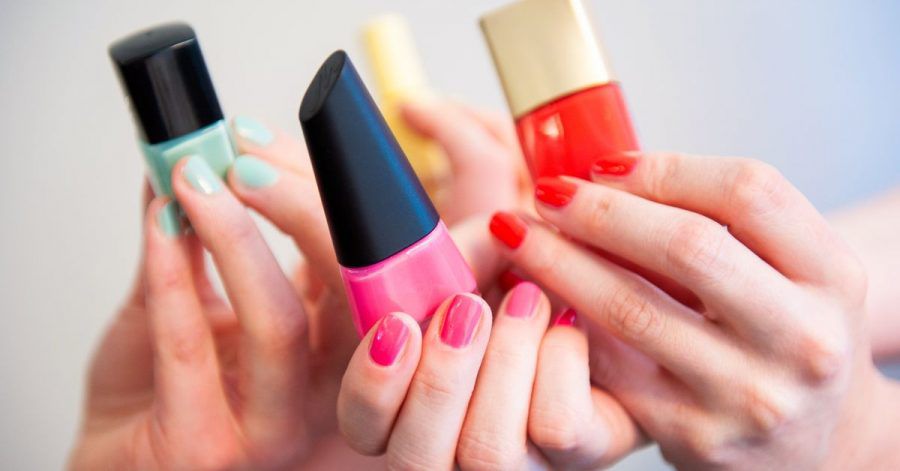 Türkis, kräftiges Pink und strahlendes Rot: Das sind die Nagellack-Trends für den Sommer 2022.