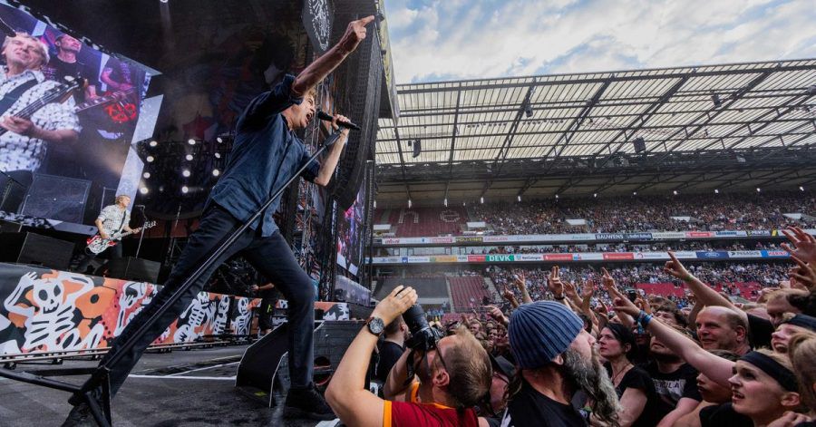 Frontmann Campino steht auf der Bühne im Kölner RheinEnergieStadion.