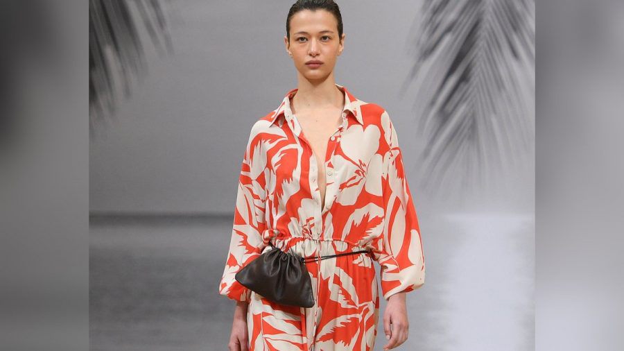 Bei der australischen Fashion Week im Mai 2022 kam das Hawaiihemd als Jumpsuit daher. (jk/spot)