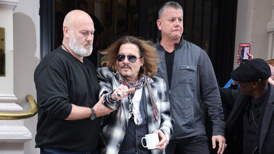 Johnny Depp musste am Montagmorgen von Bodyguards begleitet werden. (aha/spot)