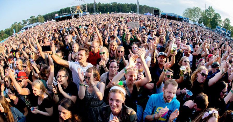 Festivalbesucher hören sich im Jahr 2019 auf dem Hurricane Festival ein Konzert an.
