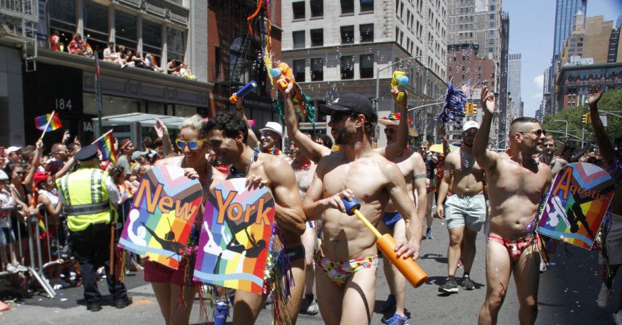 Menschen in Badehosen nehmen an der Pride-Parade in New York teil.