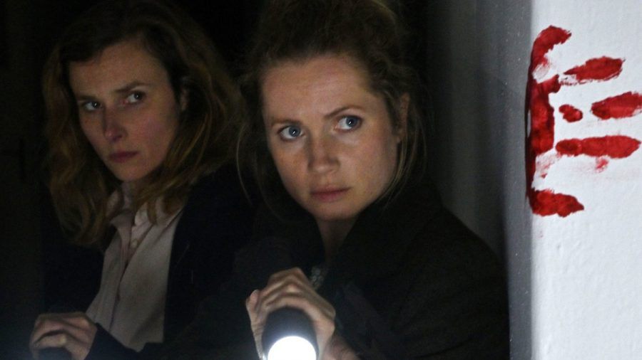 "Tatort: Das kalte Haus": Karin Gorniak (Karin Hanczewski) und Leonie Winkler (Cornelia Gröschel) machen eine entsetzliche Entdeckung beim Routinecheck im Haus der Fischers. (ili/spot)