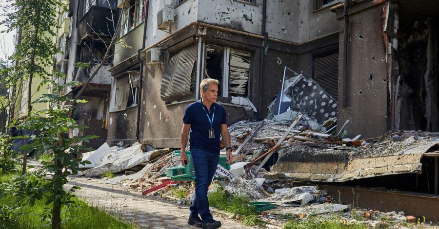 Ben Stiller, Schauspieler aus den USA und UNHCR-Botschafter, geht an zerstörten Wohnhäusern vorbei. Anlässlich des Weltflüchtlingstags rief der 56-jährige Schauspieler auch zur globalen Solidarität auf.