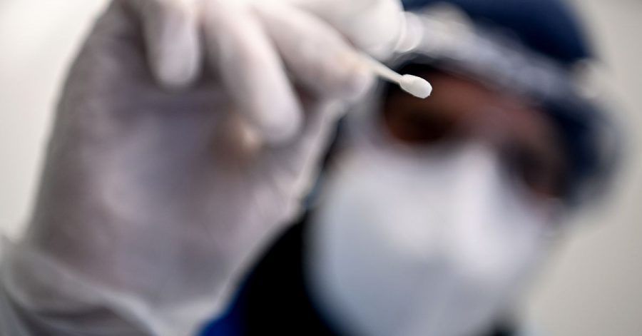 Ein Arzt bereitet beim Gesundheitsamt Neukölln einen PCR-Test vor.