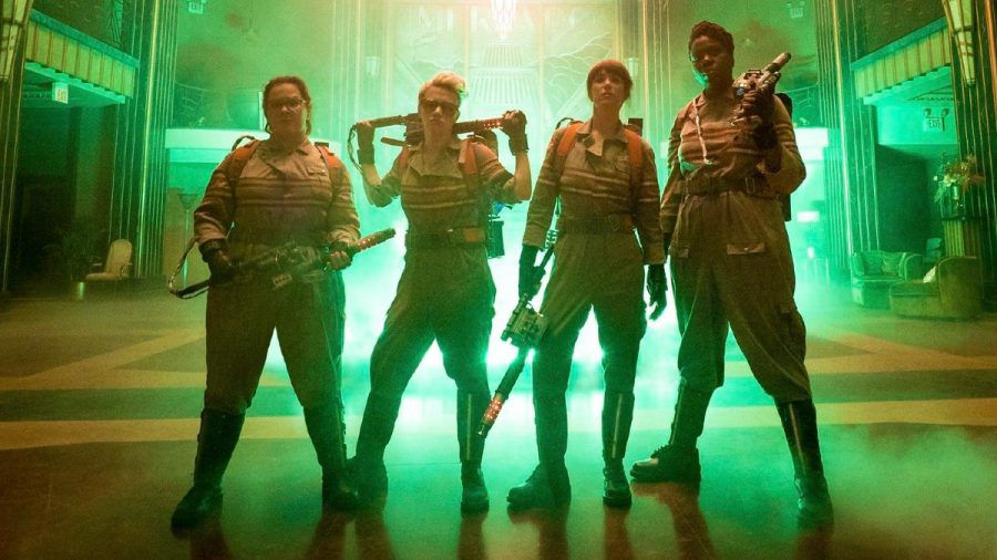 "Ghostbusters": Abby (Melissa McCarthy, l.), Holtzmann (Kate McKinnon, 2.v.l.), Erin (Kristen Wiig, 2.v.r.) und Patty (Leslie Jones) in der Mercado Hotel Lobby. (cg/spot)