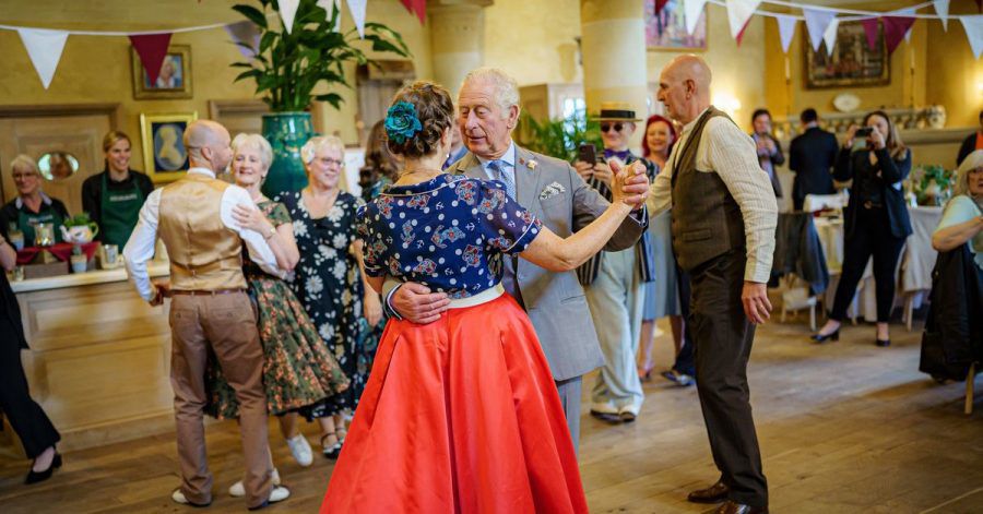Prinz Charles mit Hobbytänzerin Bridget Tibbs bei einem Jubiläumstee-Tanz in seinem Landsitz Highgrove House.
