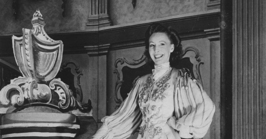 Die Tanzlehrerin Angela Redgrave aus Bristol wurde sie mit der British-Empire-Medaille (BEM) für ihre Verdienste um den Tanz ausgezeichnet.