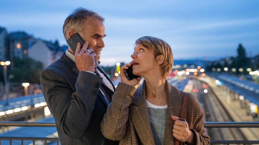 "Tatort: In seinen Augen": Martin Rascher (Sebastian Blomberg) ist vorzeitig von einer Fortbildung zurückgekommen, um mit Ellen Berlinger (Heike Makatsch) ihrem Mordverdacht nachzugehen. (ili/spot)