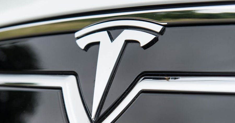 Das Tesla-Logo: Fahrzeuge dieser Marke werden auf einigen Geländen der Polizei nicht mehr gern gesehen.