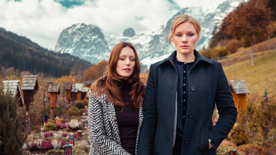 "Die Tote aus der Schlucht": Susanne Landauer (Rosalie Thomass, r.) wird bei der Auflösung des Falls von ihrer Lebens-und Arbeitspartnerin Isabell Fertinger (Lavinia Wilson) unterstützt. (cg/spot)
