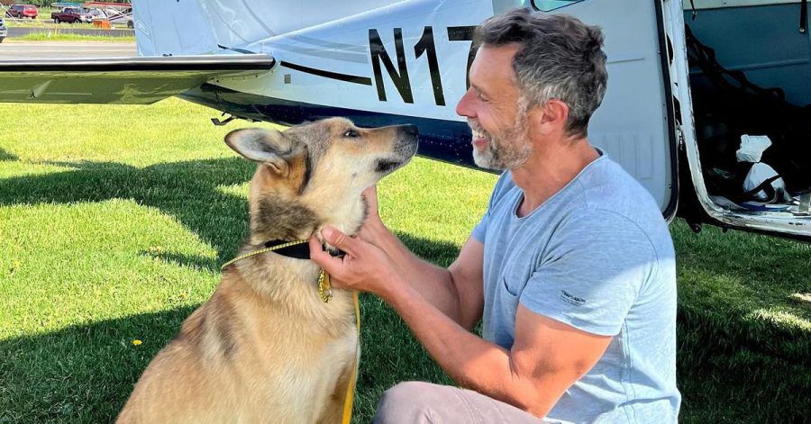 Sebastien Dos Santos Borges streichelt seinen Schlittenhund «Leon», den er nach drei Monaten zurück bekommen hat.