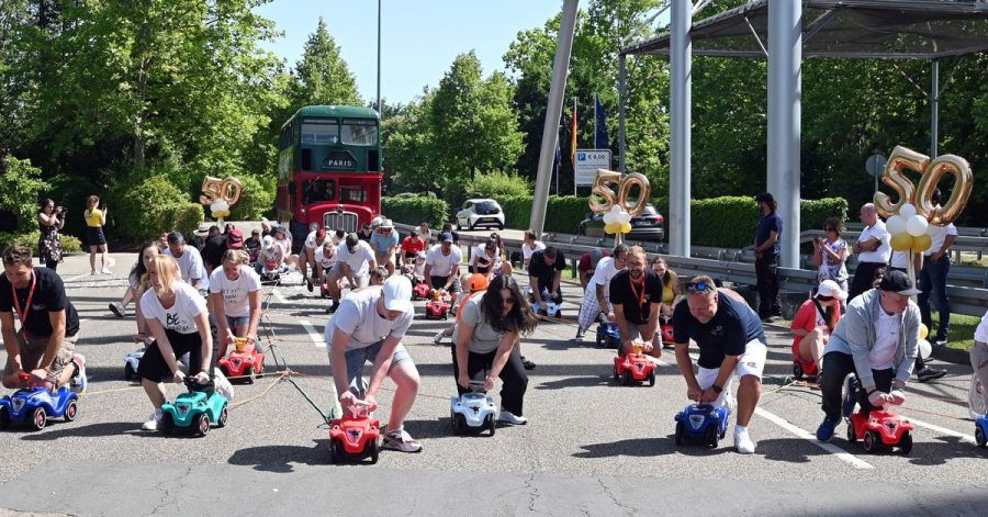 Im Europa-Park ziehen 50 Menschen auf Bobby-Cars den Bus der Kelly Family 50 Meter weit.