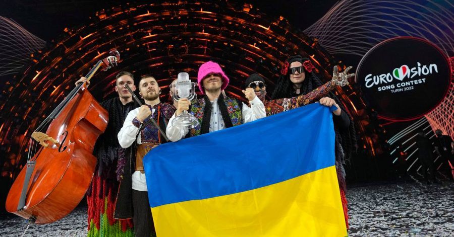 Die Gruppe Kalush Orchestra aus der Ukraine jubelt über den Sieg des Eurovision Song Contest (ESC).