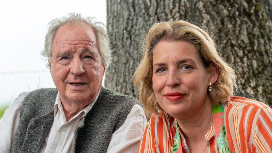 Friedrich von Thun und Elena Uhlig drehen gemeinsam für "Zimmer mit Stall". (hub/spot)