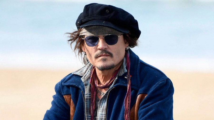 Johnny Depp nur privat im bunten Look? (smi/spot)