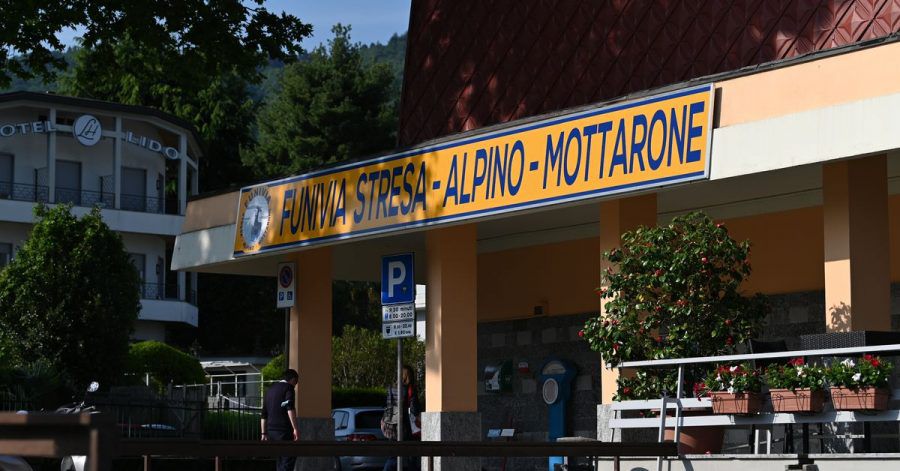 Der Eingang der Talstation der Seilbahn Stresa-Mottarone, westlich des Lago Maggiore in Norditalien.