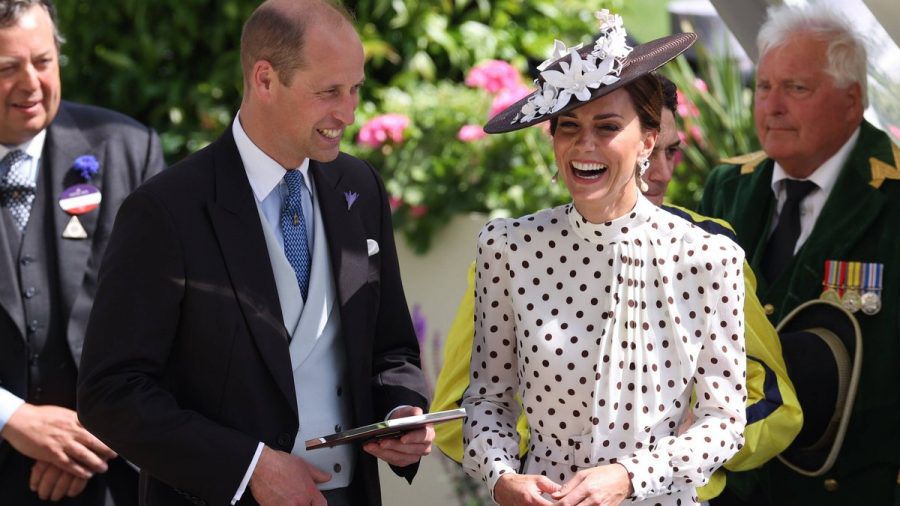 Prinz William und Herzogin Kate haben Spaß auf der Pferderennbahn. (eee/spot)