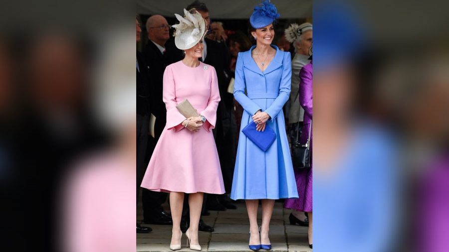Sophie von Wessex (li.) und Herzogin Kate nahmen an der Zeremonie des Garter Day teil. (jom/spot)