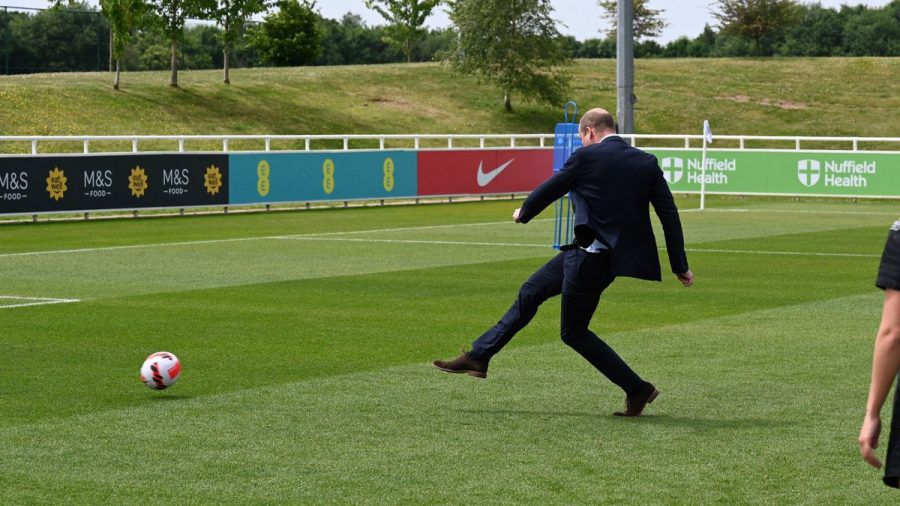 Prinz William macht beim Kicken eine gute Figur. (jru/spot)