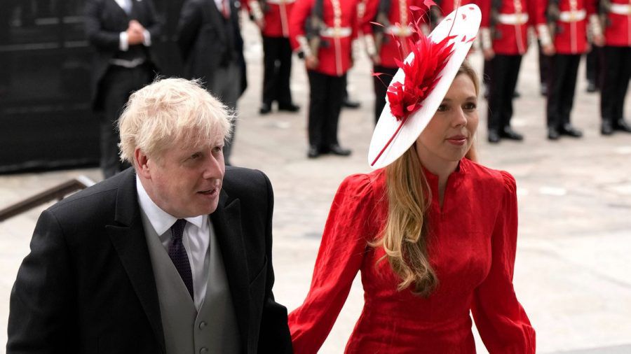 Premierminister Boris Johnson und seine Frau Carrie Symonds bei der Ankunft vor der St.-Pauls-Kathedrale zum Jubiläumsgottesdienst. (ili/spot)