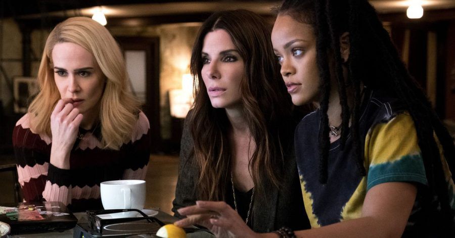 Tammy (Sarah Paulson, l.) und Debbie Ocean (Sandra Bullock, m.) sehen fasziniert zu, wie Nine Ball (Rihanna, r.) eine 3-D-Vorlage des Diamantcolliers erstellt.