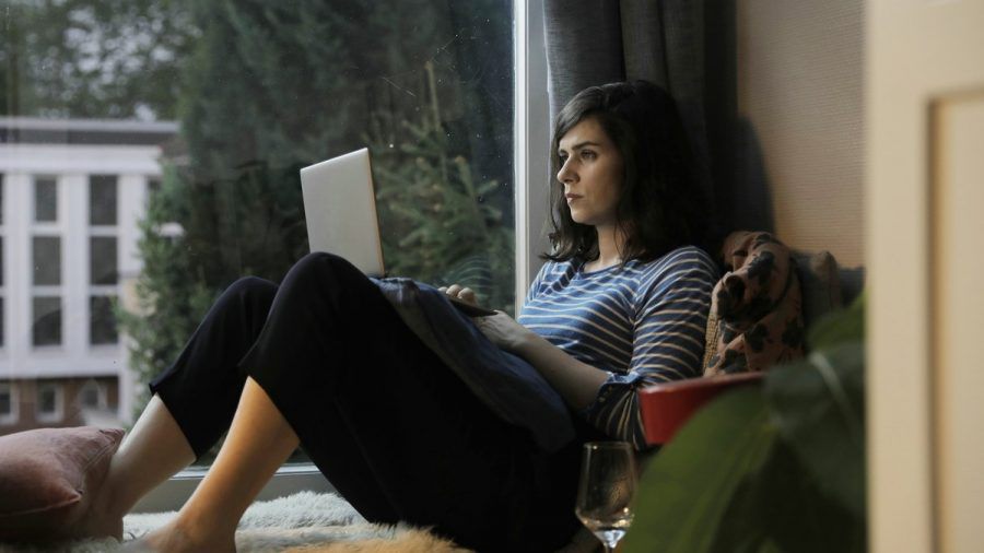 "Gut gegen Nordwind": Emma (Nora Tschirner) entspannt sich in ihrem Arbeitszimmer und mailt Leo. (cg/spot)
