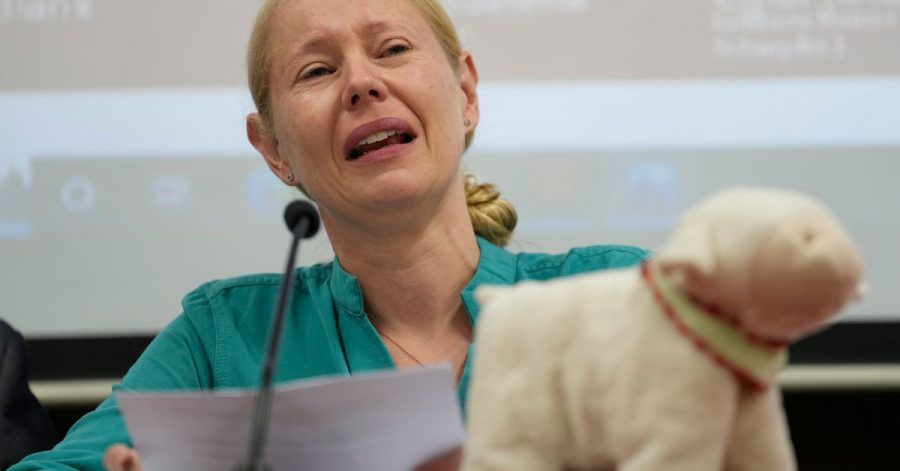 Anne Maja Reiniger-Egler aus Deutschland spricht über ihre vermisste 10-jährige Tochter während einer Pressekonferenz in der Generalstaatsanwaltschaft.