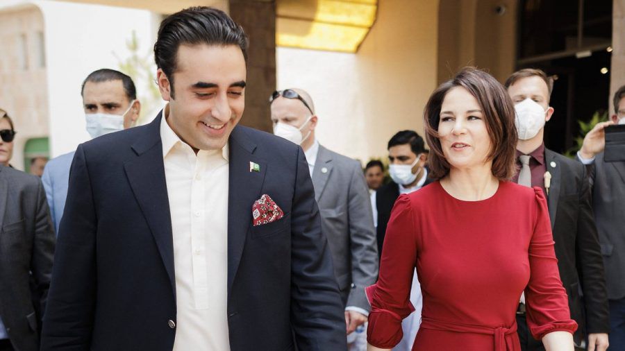 Annalena Baerbock neben Bilawal Bhutto Zardari während ihrer Auslandsreise nach Pakistan. (wue/spot)