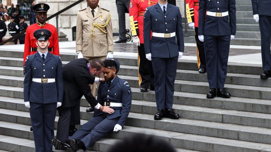 Einer der drei umgekippten Soldaten sitzt auf den Stufen der St.-Pauls-Kathedrale in London. (ili/spot)
