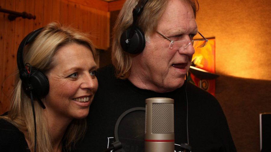 Yvonne mit ihrem Vater Gunter Gabriel im Tonstudio. (amw/spot)