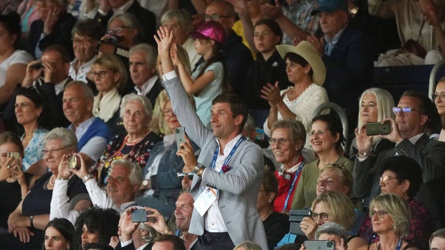 Fußball-Star Thomas Müller bejubelt seine Frau Lisa beim Pferdesport-Turnier in Aachen. (ili/spot)
